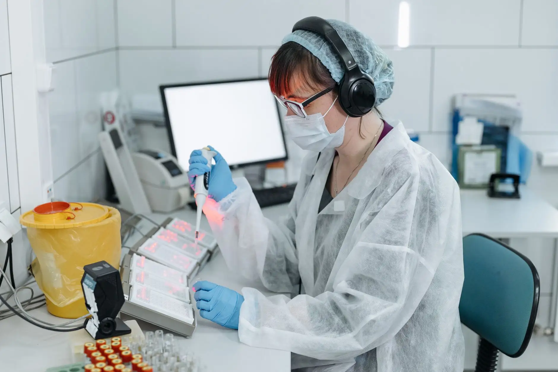 教学投影机与电子白板联动方案在云南学校场景中的应用解析